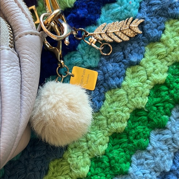 Pom Pom Original Bag and Charm Keychain with Gold Leaf Accent - Pom puff - Picture 2 of 12